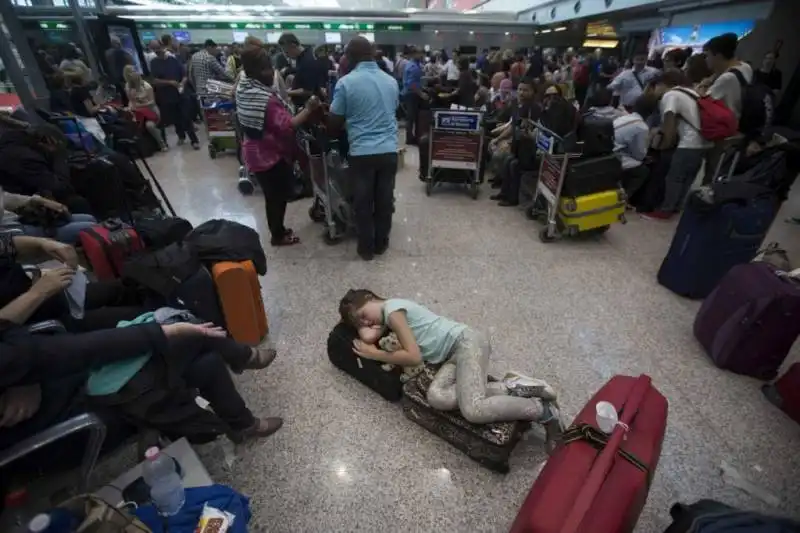 PASSEGGERI BLOCCATI FIUMICINO