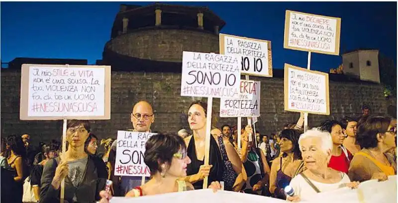 RAGAZZA FORTEZZA MANIFESTAZIONE FIRENZE