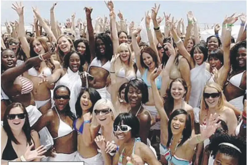 RAGAZZA FRANCESE PROTESTA BIKINI