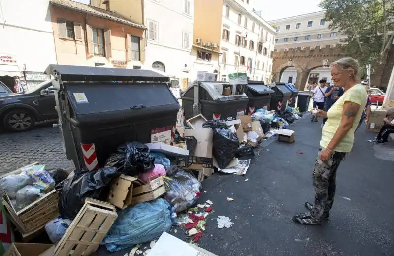 ROMA CASSONETTI ACCANTO A SAN PIETRO