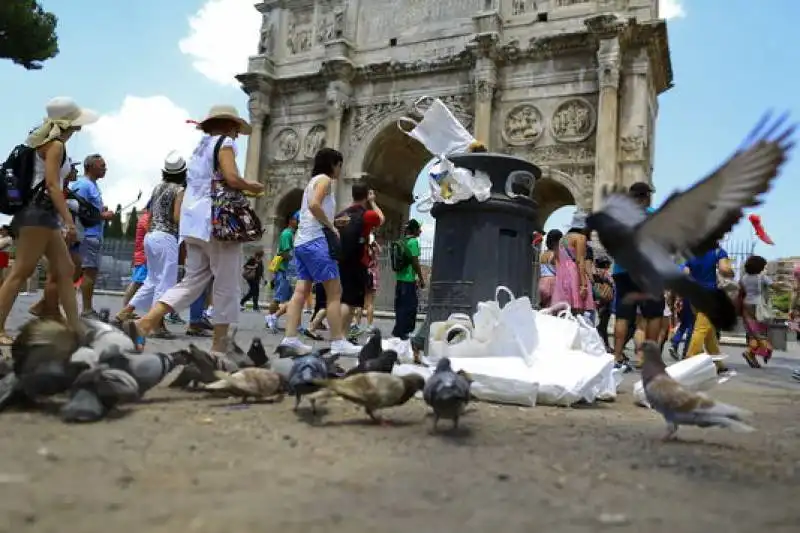 ROMA MONNEZZA E PICCIONI ALL ARCO DI TRIONFO