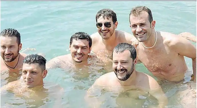 SALVINI FA IL BAGNO NEL LAGO D ISEO