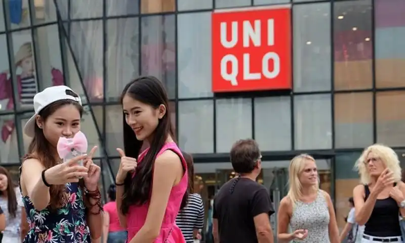 selfie di fronte a uniqlo