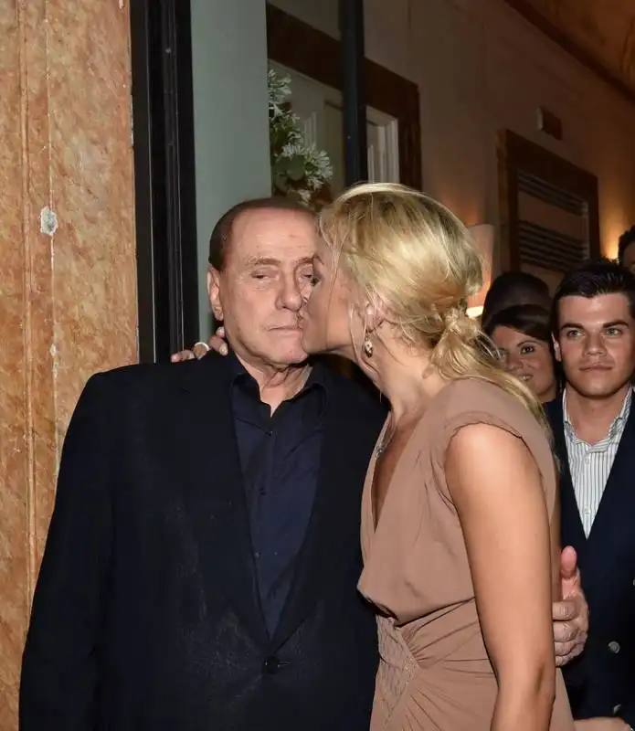 silvio berlusconi con francesca pascale (2)