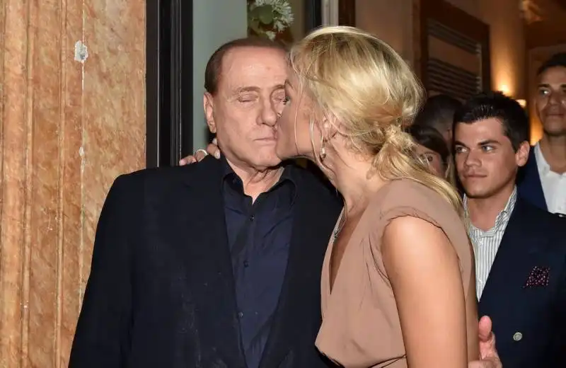 silvio berlusconi con francesca pascale (3)