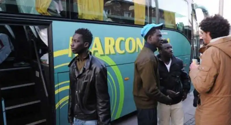 treviso   profughi abbandonati in stazione. erano arrivati 4 giorni fa a lampedusa 20 1