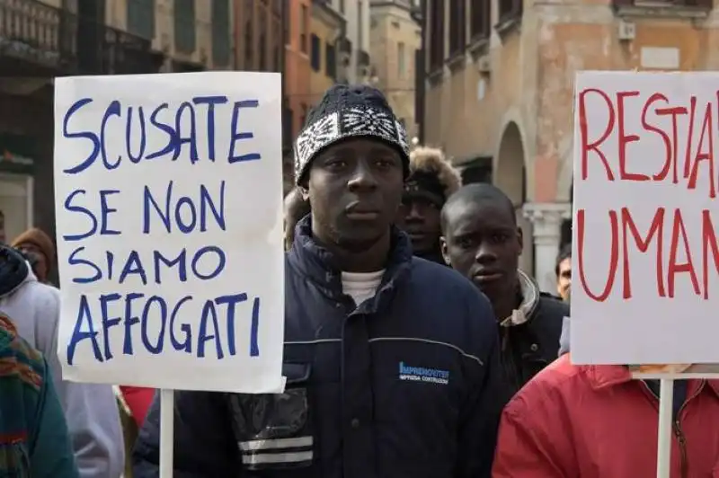 treviso   profughi abbandonati in stazione. erano arrivati 4 giorni fa a lampedusa 58 resize