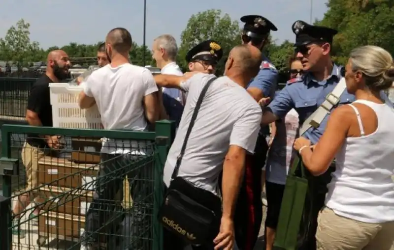 treviso   profughi abbandonati in stazione. erano arrivati 4 giorni fa a lampedusa 9image