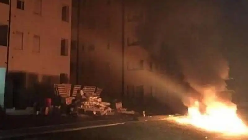 treviso   profughi abbandonati in stazione. erano arrivati 4 giorni fa a lampedusa image