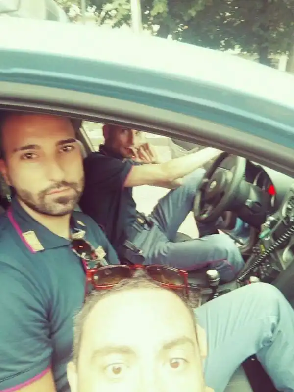 ALBERTO DANDOLO E IL SELFIE CON DUE POLIZIOTTI