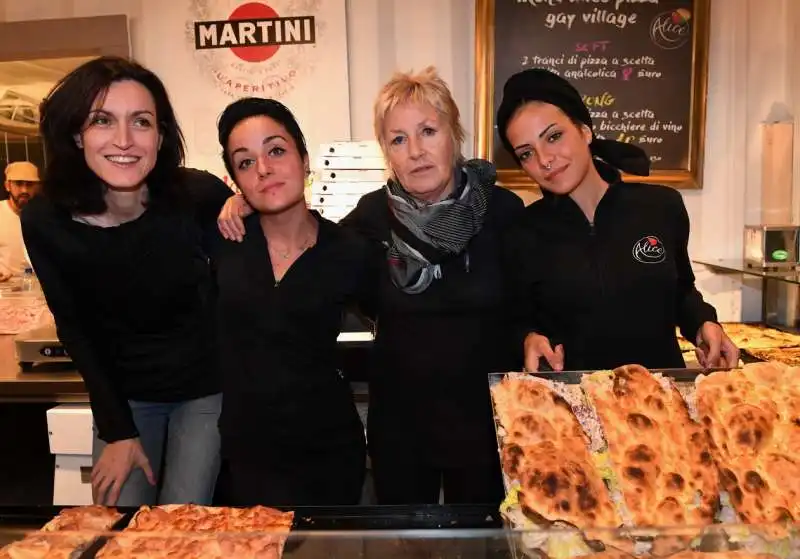 alessia veronica kiki e roberta con la pizza per il popolo del gay village