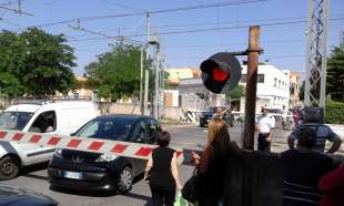 auto incastrate nel passaggio a livello mesagne foto di mimmo rogoli