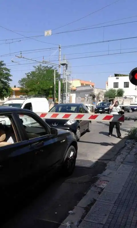 auto   incastrate nel passaggio a livello mesagne foto di mimmo rogoli