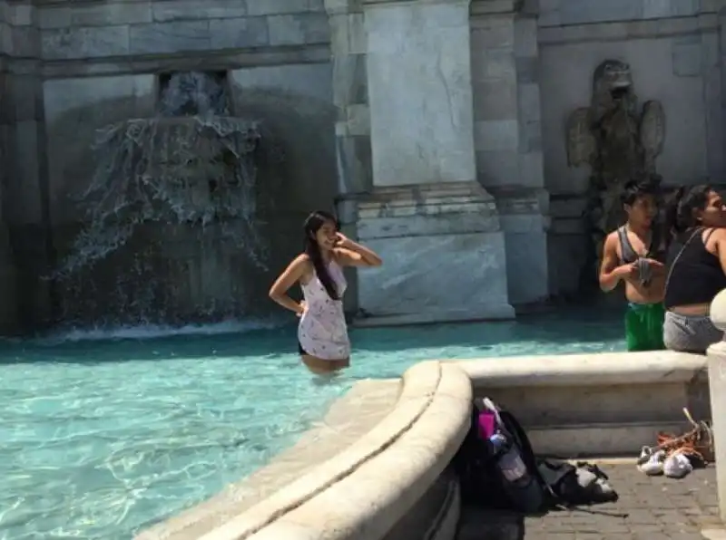 BAGNO IN BIKINI NELLA FONTANA DEL GIANICOLO    