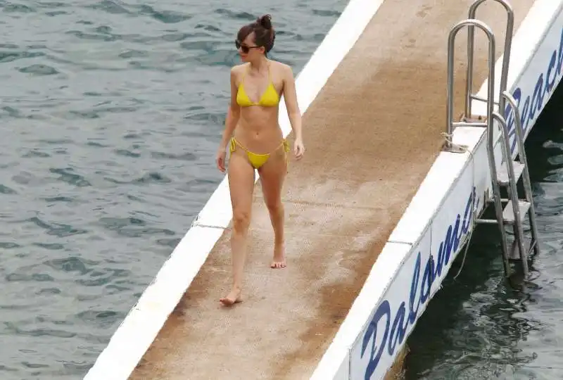 dakota johnson in bikini giallo