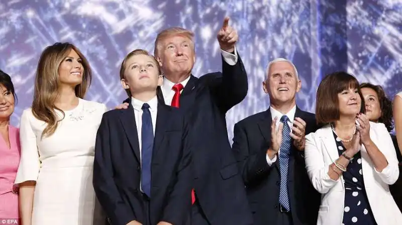 donald trump convention con il figlio barron moglie melania mike pence e la moglie karen