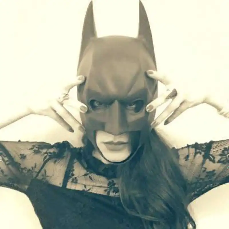 Elisa Desoire con maschera di Batman di Massimiliano Parente