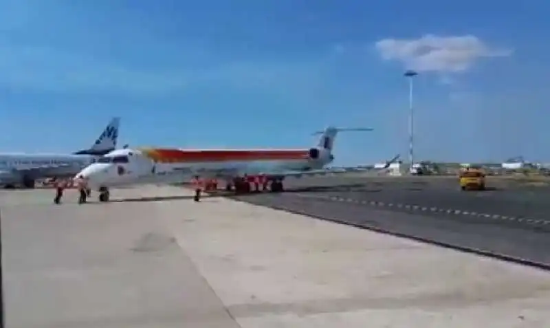 FIUMICINO AEREO SPINTO A MANO SULLA PISTA 