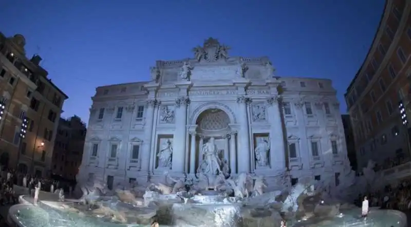 fontana di trevi    fendi 4