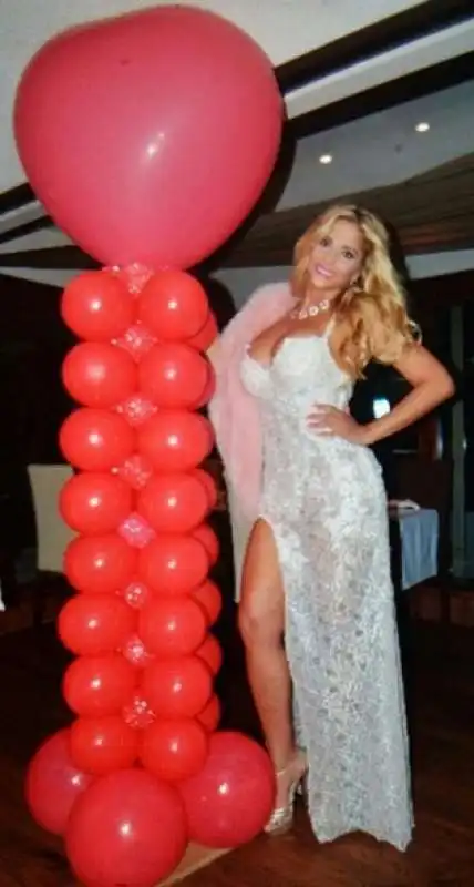 francesca cipriani festeggia 32 anni con un pisellone di palloncini 