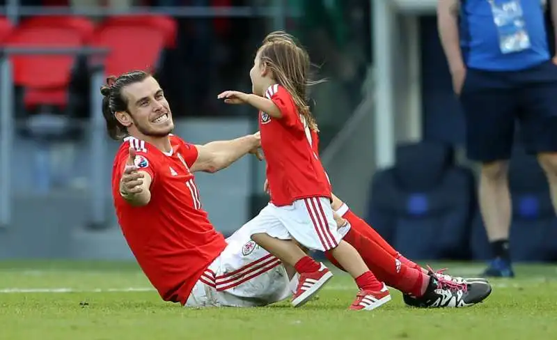 GARETH BALE CON LA FIGLIA ALBA VIOLET