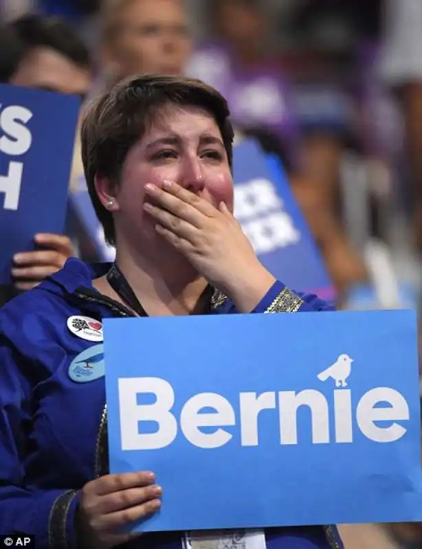 giovani durante discorso di bernie sanders alla convention democratica