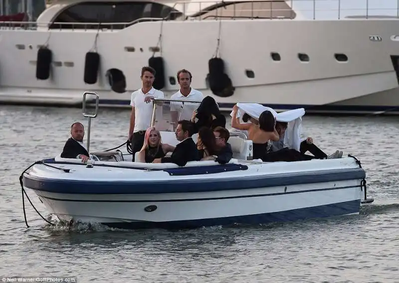 gli invitati di caprio lo raggiungono sullo yacht