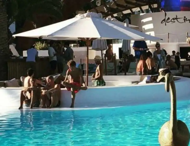 gonzalo higuain a ibiza