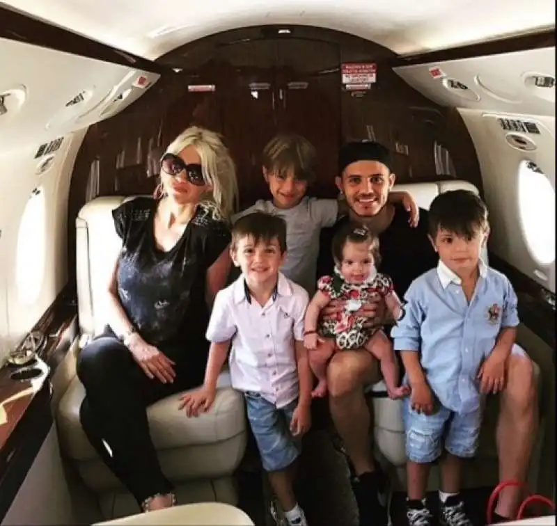 icardi e wanda nara e famiglia