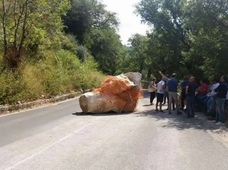 IL MASSO CHE BLOCCA LA STRADA IN CILENTO