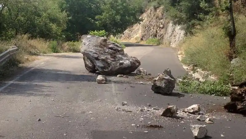 IL MASSO CHE BLOCCA LA STRADA IN CILENTO