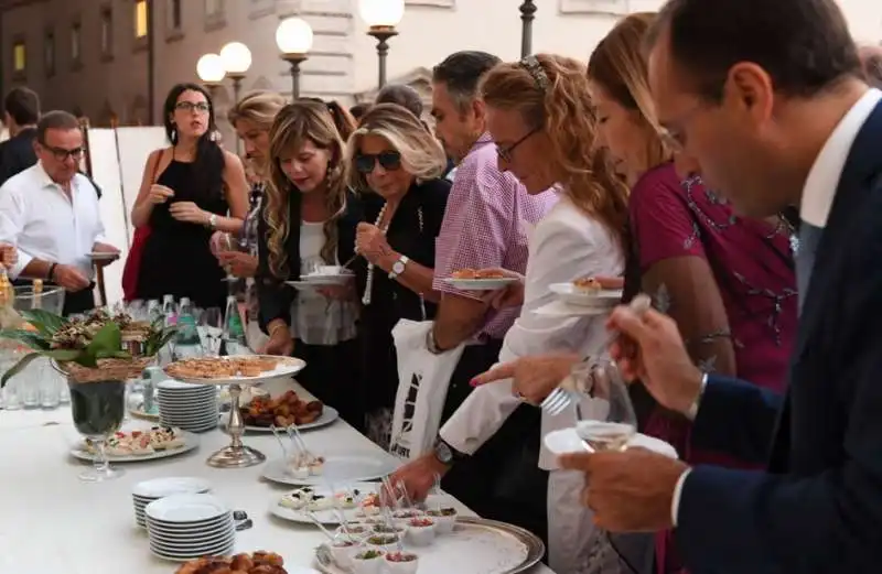 invitati all aperitivo sulla terrazza di palazzo wedekind (2)