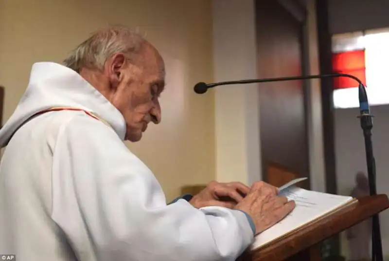 JACQUES HAMEL IL PARROCO SGOZZATO A ROUEN