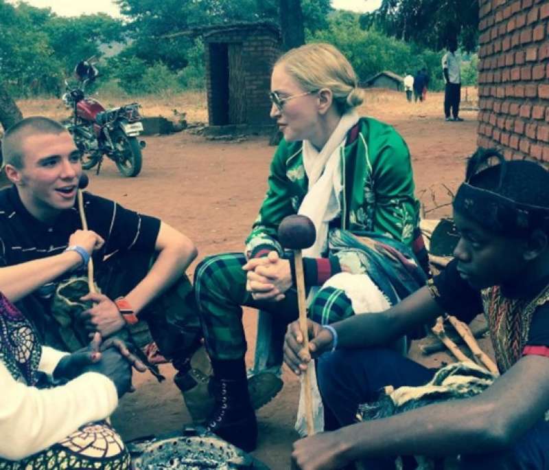 madonna in malawi con il figlio rocco