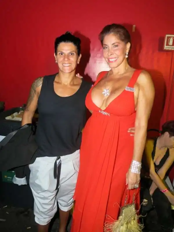 milly d abbraccio con la compagna photo andrea arriga