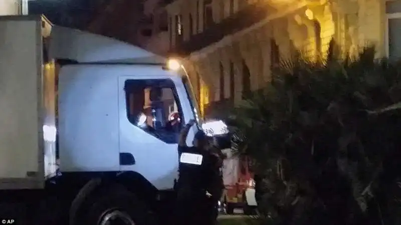 nizza l assalto della polizia all attentatore  1