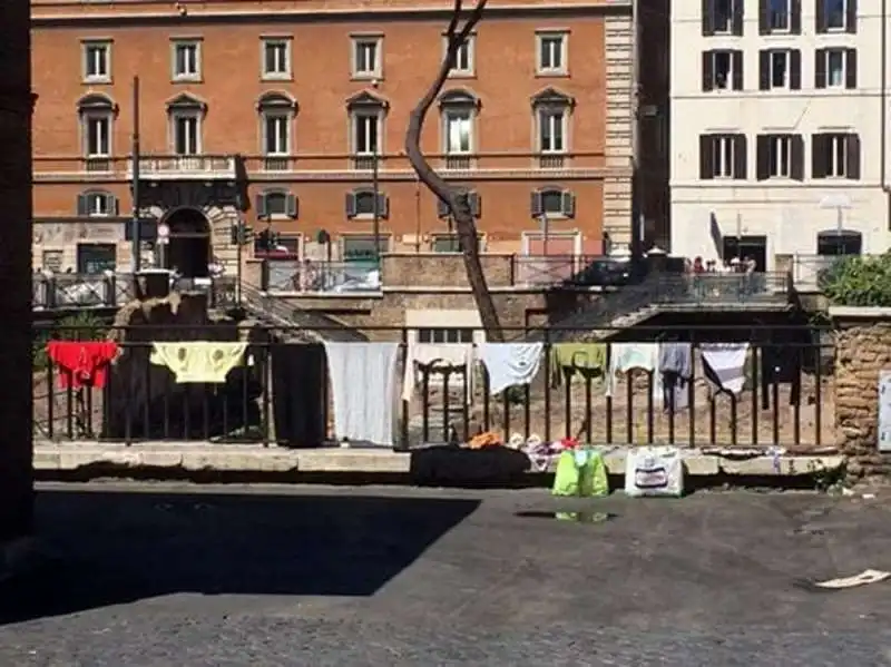 Panni stesi sulle ringhiere dell area archeologica di Largo Argentina  