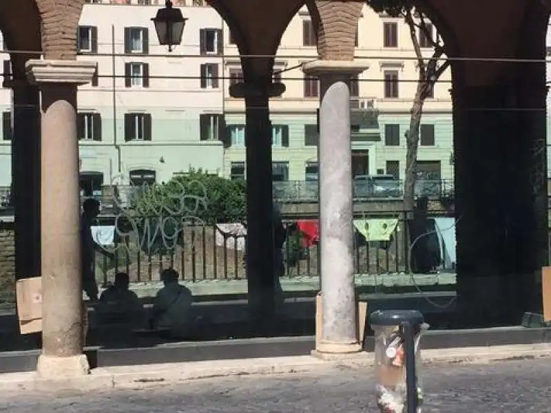 Panni stesi sulle ringhiere dell area archeologica di Largo Argentina 