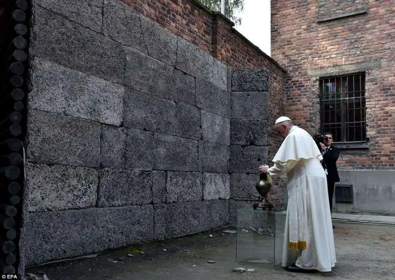 papa bergoglio a auschwitz  12