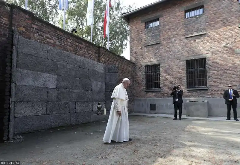 papa bergoglio a auschwitz  13