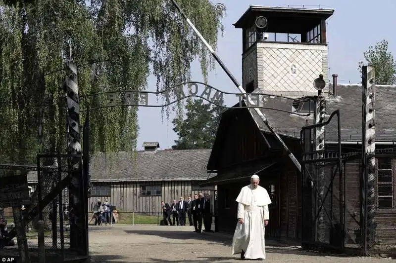 papa bergoglio a auschwitz  16