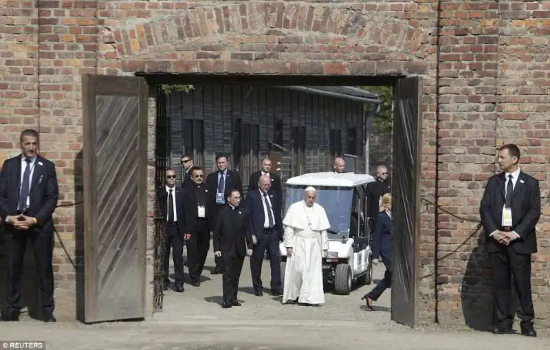 papa bergoglio a auschwitz  23