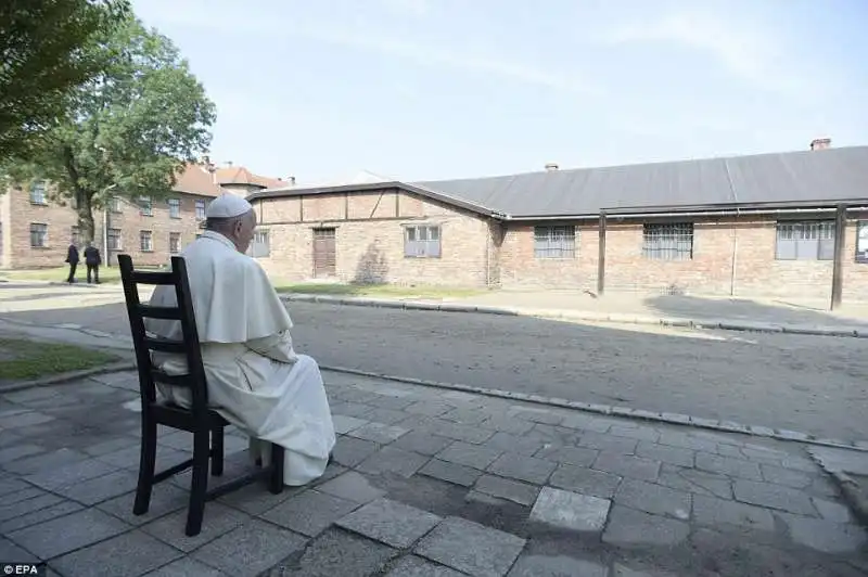 papa bergoglio a auschwitz  24