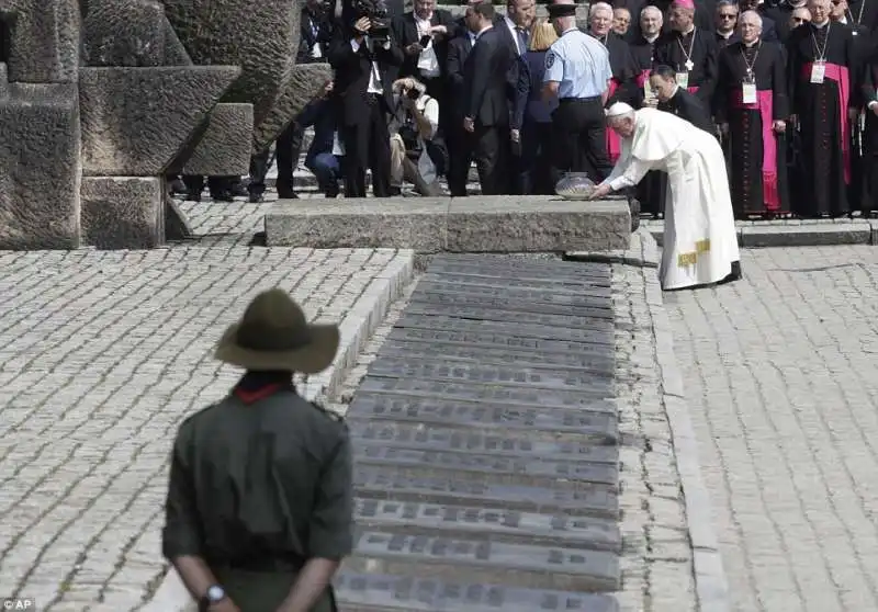 papa bergoglio a auschwitz  4