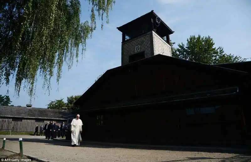 papa bergoglio a auschwitz  8