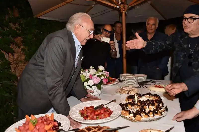 pippo baudo spegne le candeline della torta  (1)