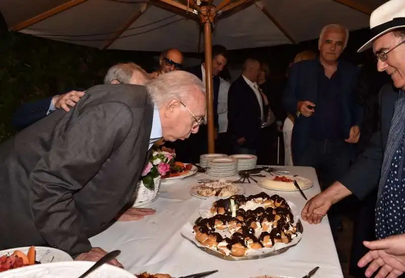 pippo baudo spegne le candeline della torta  (2)