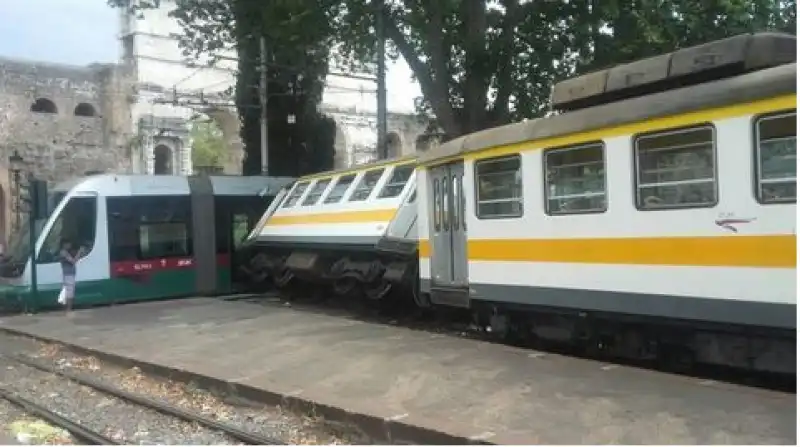 SCONTRO TRAM TRENINO ROMA