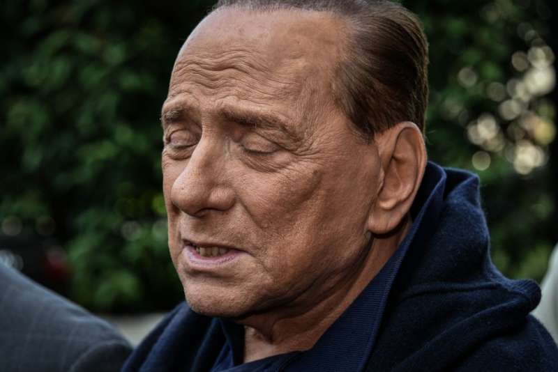 silvio berlusconi all uscita del san raffaele 3