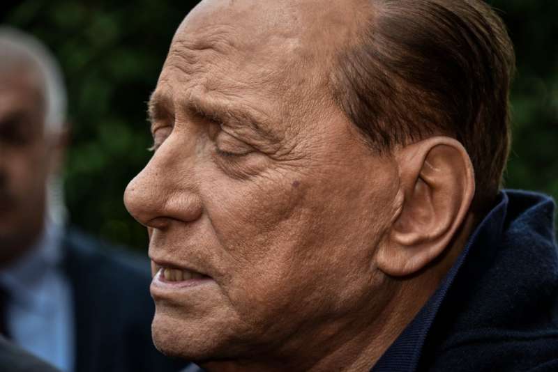 silvio berlusconi all uscita del san raffaele 5